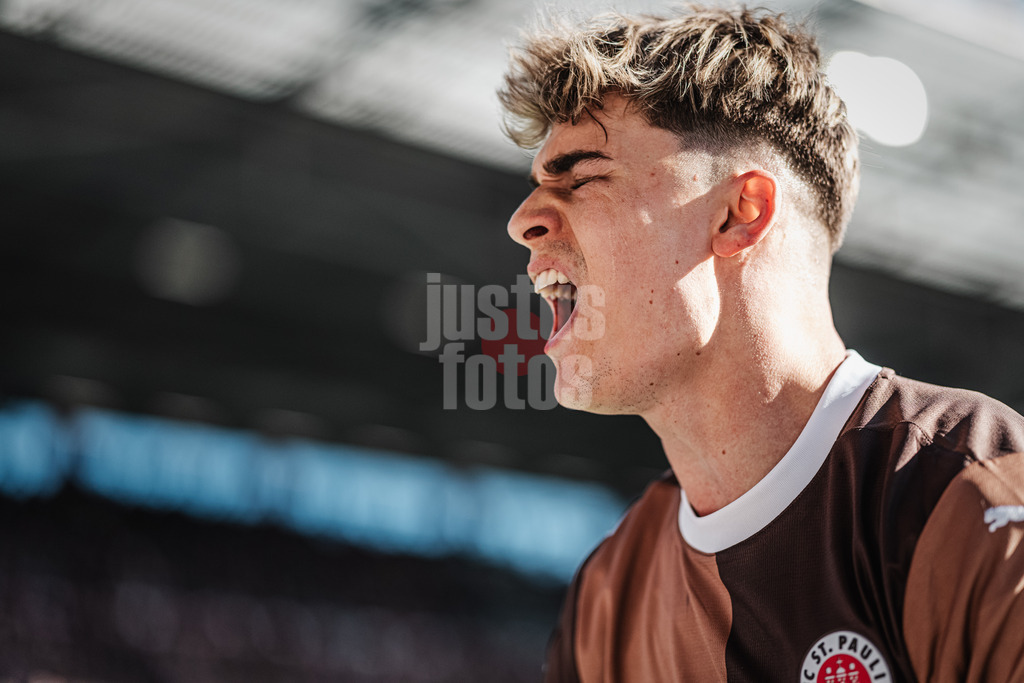 Fußball | Männer | Saison 2024/2025  | Fußball-Bundesliga | 28. Spieltag | FC St. Pauli vs. Borussia Mönchengladbach | 06.04.2025 | Noah Weißhaupt (#13, FC St. Pauli) ärgert sich