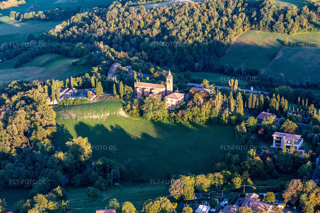 Luftbild: Santuario della Beata Vergine di Lourdes in Montericco im Ortsteil Montericco in Albinea im Bundesland Reggio Emilia in Italien. Foto: IMG_134741.jpg vom 19.09.2022 durch Werner Riehm/FLY-FOTO.de