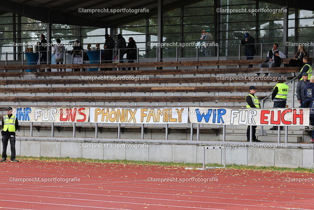 Fußball I Herren I Saison 2025-2026 I Regionalliga Nord I 13. Spieltag I 1. FC Phönix Lübeck - VfB Lübeck I 05.10.2025.006 | Banner der Fans vom 1. FC Phönix Lübeck - Realisiert mit Pictrs.com