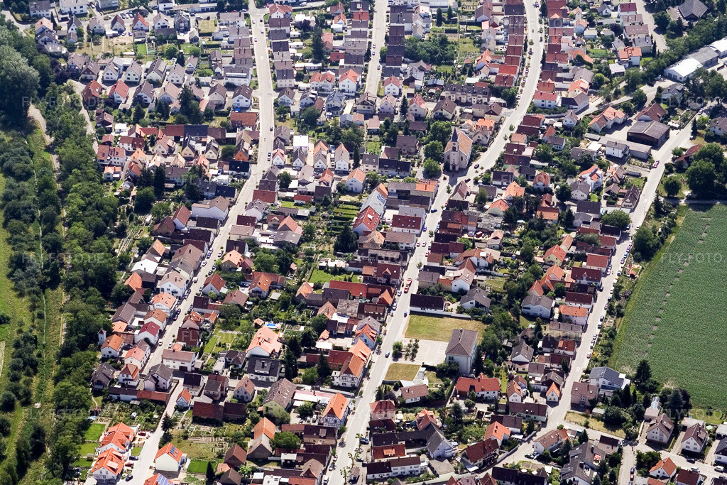 Luftbild: Leopoldstraße von Nordwesten im Ortsteil Leopoldshafen in Eggenstein-Leopoldshafen im Bundesland Baden-Württemberg in Deutschland. Foto: IMG_2871.jpg vom 18.06.2006 durch Werner Riehm/FLY-FOTO.de