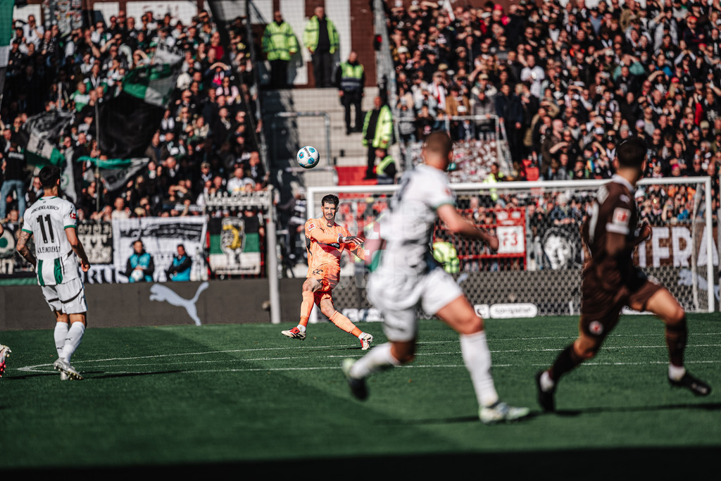 Fußball | Männer | Saison 2024/2025  | Fußball-Bundesliga | 28. Spieltag | FC St. Pauli vs. Borussia Mönchengladbach | 06.04.2025 | Nikola Vasilj (#22, FC St. Pauli) schlägt einen Ball