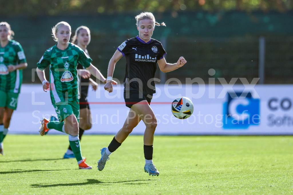 Fussball, Google Pixel Frauen-Bundesliga, SV Werder Bremen - SGS Essen | v.li.: Beke Sterner (SGS Essen, 19) am Ball, Einzelbild, Ganzkörper, Aktion, Action, Spielszene, DIE DFB-RICHTLINIEN UNTERSAGEN JEGLICHE NUTZUNG VON FOTOS ALS SEQUENZBILDER UND/ODER VIDEOÄHNLICHE FOTOSTRECKEN. DFB REGULATIONS PROHIBIT ANY USE OF PHOTOGRAPHS AS IMAGE SEQUENCES AND/OR QUASI-VIDEO.