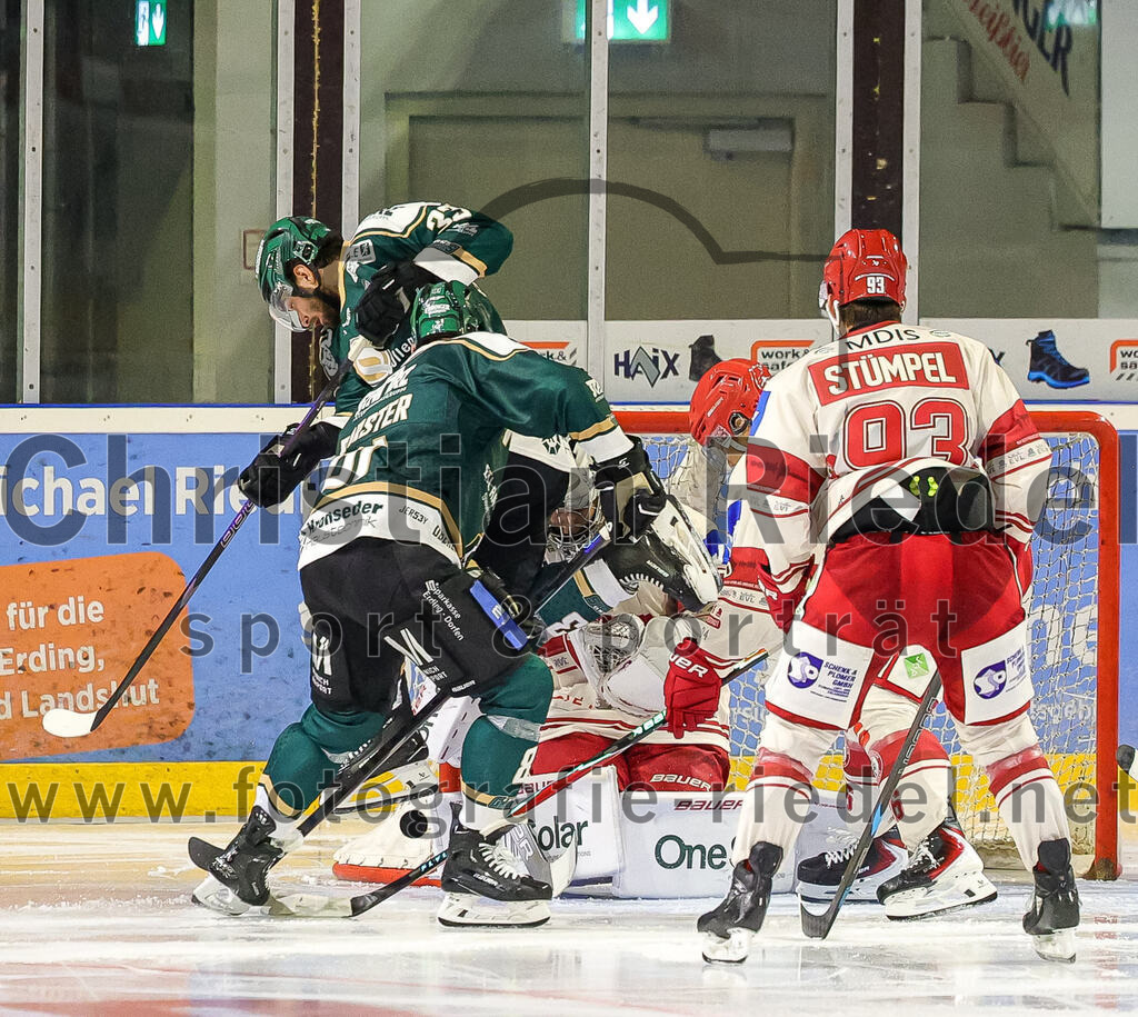 2025-09-12_136_TSV_Erding_gegen_EV_Landshut | Erding, Deutschland, 12.09.2025:Eishockey, Oberliga Süd 2025 / 2026, Testspiel, TSV Erding gegen EV Landshut, Endergebnis: 4:6Marc Schmidpeter (Erding Gladiators, #33), Maximilian Forster (Erding Gladiators, #81), Torwart Johannes Kurrer (EV Landshut, #40), Oliver Stümpel (EV Landshut, #93)Foto: Christian Riedel / fotografie-riedel.net