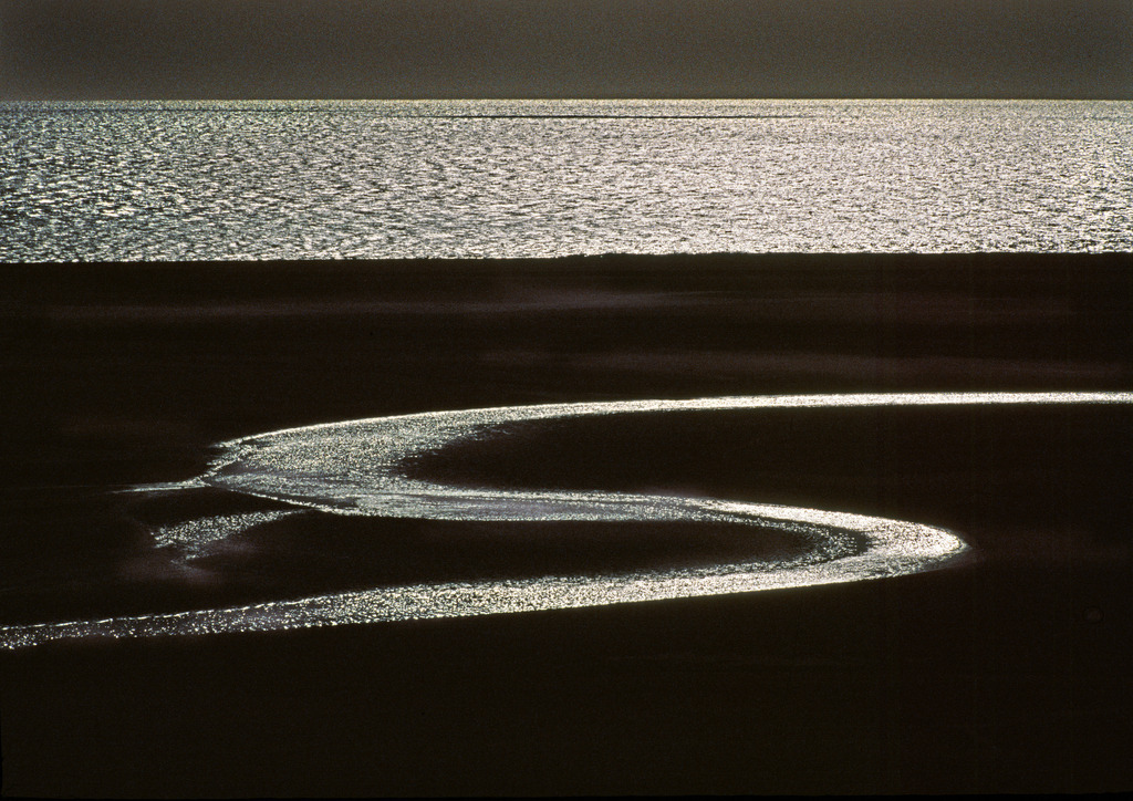 Styxx_Fuerteventura_Atlantik_Trilogie._02145atif | aus der Ausstellung Lichtworte, Silberfluss. Wadi in Fuerteventura, Costa Calma. Sicht von der göher gelegenen Autobahn. 500 mm Spiegelobjektiv
