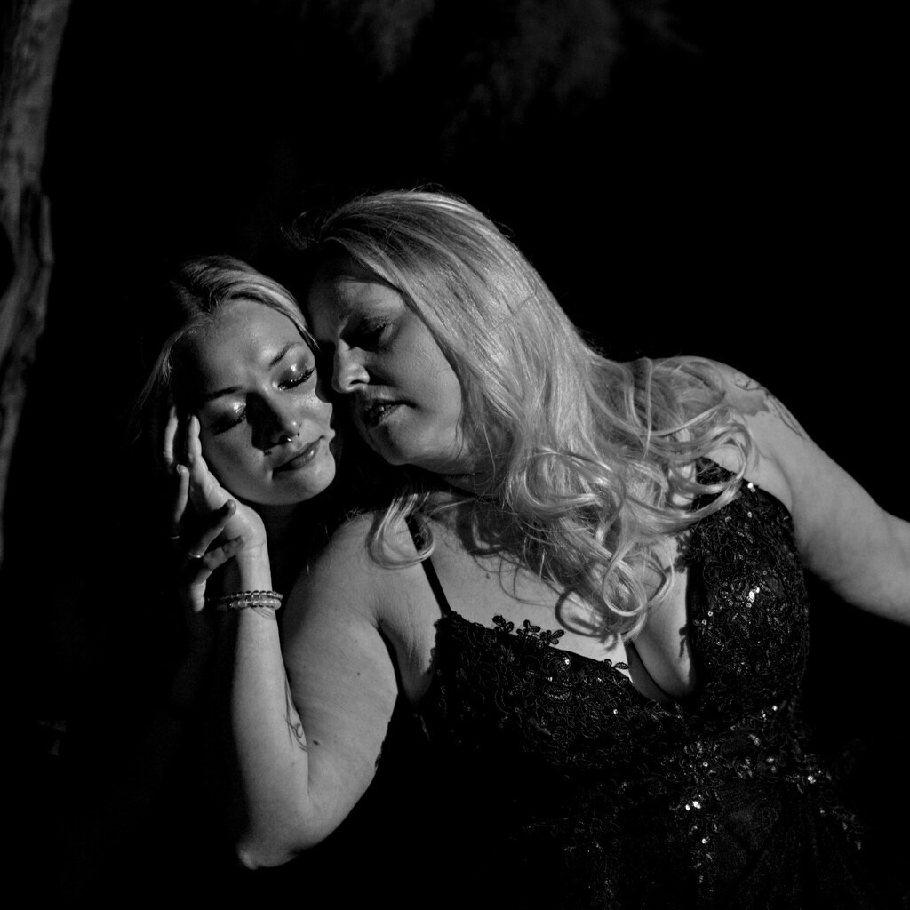 2025-06-02-204250_DSC00435_01 | Martin Fiedler Fotografie - Ausdrucksstarke Portraits im Raum Nürnberg - Realisiert mit Pictrs.com