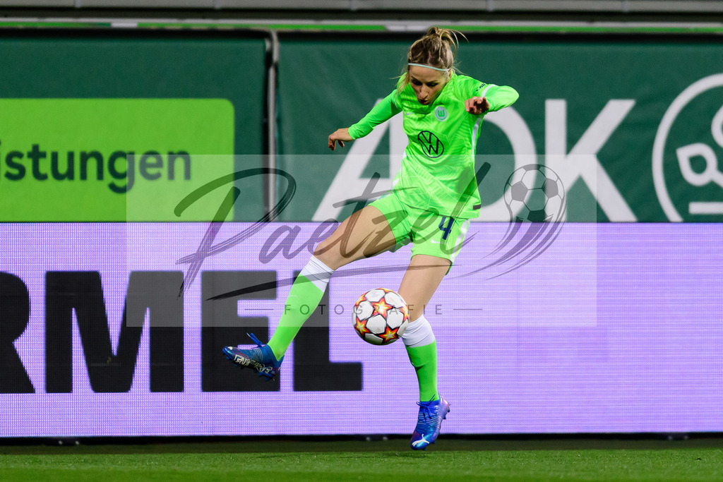 WOBJUV20211118_098 | Fussball, Frauen: Kathrin Hendrich (VfL Wolfsburg) in Aktion, am Ball, Einzelaktion bei dem Spiel der UEFA Women´s Champions League zwischen VfL Wolfsburg und Juventus Turin im AOK-Stadion am 18.11.2021 in Wolfsburg, Deutschland. - Realisiert mit Pictrs.com