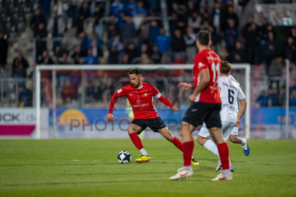 SG Sonnenhof Großaspach vs. SGV Freiberg, Fussball, Regionalliga Suedwest, 30. Spieltag, 22.04.2026 | Volkan Celiktas (SG Sonnenhof Großaspach, #05),SG Sonnenhof Großaspach vs. SGV Freiberg, Fussball, Regionalliga Suedwest, 30. Spieltag, 22.04.2026