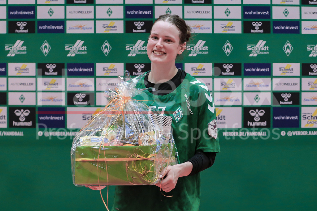 Handball, 2. Bundesliga Frauen, SV Werder Bremen - TSV Nord Harrislee | v.li.: Alina Defayay (SV Werder Bremen, 57) bei der Auszeichnung der Werder-Spielerin des Spiels