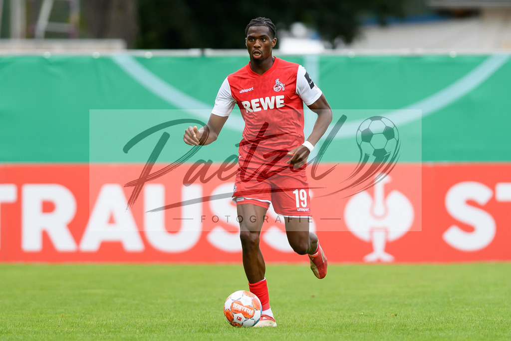 JENKOE20210808_191 | Fussball, Herren: Kingsley Ehizibue (1. FC Koeln) in Aktion, am Ball, Einzelaktion beim Spiel der 1. Runde im DFB-Pokal zwischen FC Carl Zeiss Jena und 1. FC Koeln im Ernst-Abbe-Sportfeld am 08.08.2021 in Jena, Deutschland.DFB / DFL REGULATIONS PROHIBIT ANY USE OF PHOTOGRAPHS AS IMAGE SEQUENCES AND/OR QUASI-VIDEO. - Realisiert mit Pictrs.com