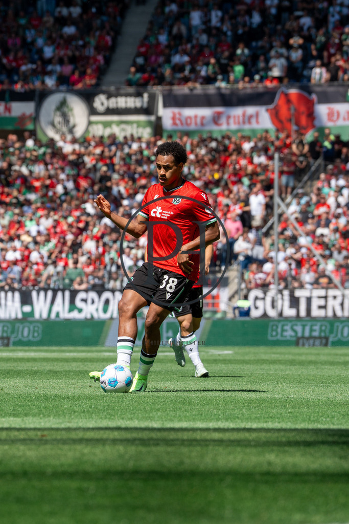 Hannover 96 vs SpVgg Fürth – 2. Bundesliga – 11.05.2025 | Szene aus dem 2. Bundesliga-Spiel des 33. Spieltags zwischen Hannover 96 und der SpVgg Früth am 11 Mai 2025 in der Heinz von Heiden Arena in Hannover. Endstand: 1:1. Fotografiert von Philipp Heist. - Realisiert mit Pictrs.com