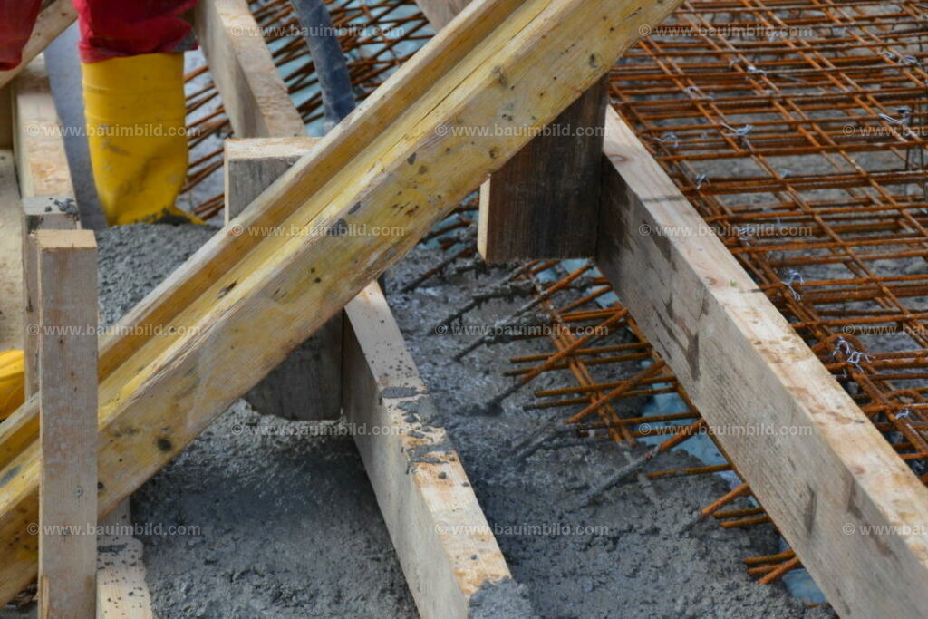 bib-lg04-betonarbeiten-0473 | Nach LV-Leistungsgruppen sortierte Detailfotos über den Bau eines Hauses. Alle Hausbau-Bilder direkt vom Urheber und Autor der Website Haus-Selber-Bauen.com