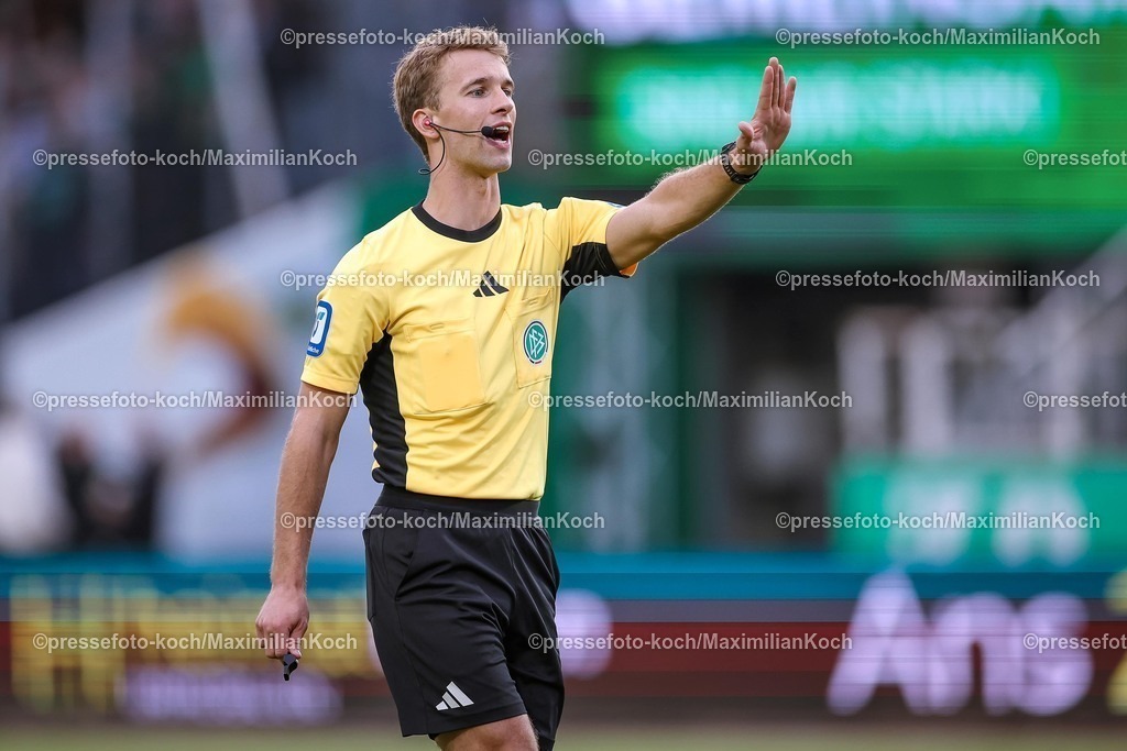 PRM22082501100 | 22.08.2025, Fußball, Preußen Münster - 1. FC Nürnberg, 2. Fußball Bundesliga,  Preußenstadion, Saison 2025 2026: Schiedsrichter Jarno Wienefeld  Gestik Gestikulierend DFB regulations prohibit any use of photographs as image sequences and or quasi-video.