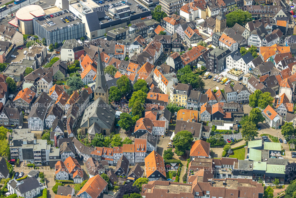 Hattingen250517198 | Luftbild, historisches Altstadt Zentrum mit St.-Georg-Kirche und Stadtfest auf dem Kirchplatz, rote Dächer und grüne Bäume, Notfalldienst ASB mit PKW und Zelt wärend das Altstadt Stadtfestes Hattingen, Ruhrgebiet, Nordrhein-Westfalen, Deutschland
