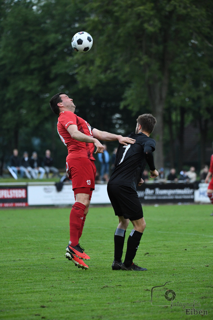 SVE Wiefelstede-TV Metjendorf | Herren Kreisliga; SVE Wiefelstede (schwarz)-TV Metjendorf (rot) am 31.05.2024; in Wiefelstede (Am Breeden), Photo: Philip Eiben 2024 - Realisiert mit Pictrs.com