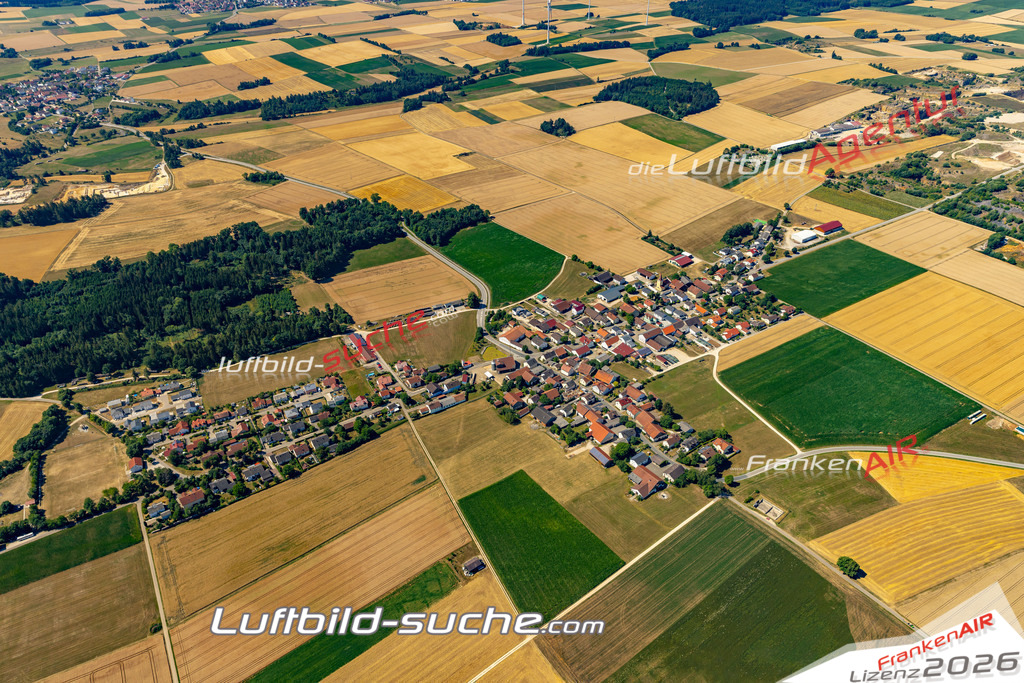 Aktuelles Luftbild von Erkertshofen Titting - Die Luftaufnahme wurde 2022 mittels UL-Flugzeug erstellt ( keine Drohne ) - hochauflösende Kamera-Systeme von  Canon -Beste Qualität - Für grossformatige Ausdrucke geeignet. Die Geschenkidee !