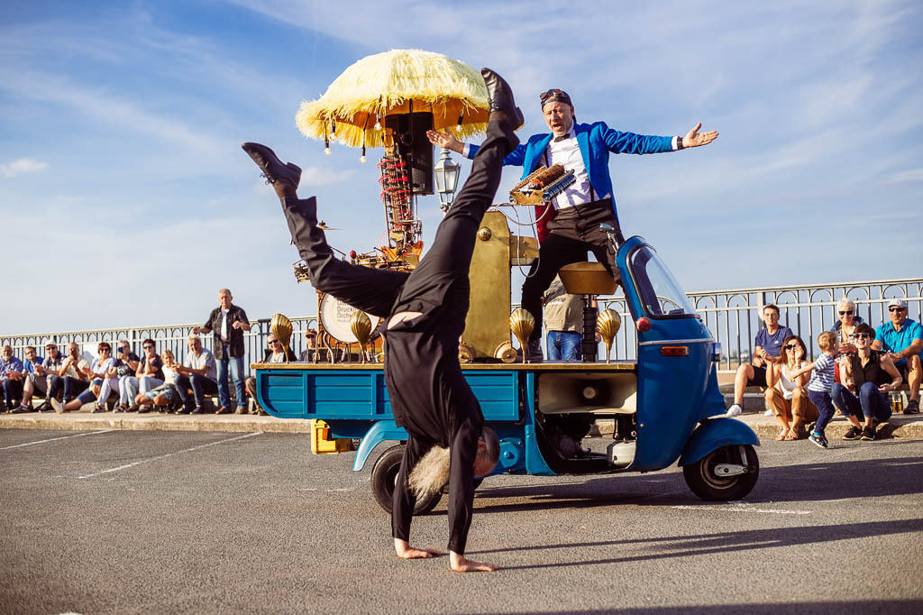 Universal Druckluft Orchester | Das Universal Druckluft Orchester mit Peter Till am Forte Belvedere Leisnig zum Festival Hallo Leisnig 2022. - Realisiert mit Pictrs.com