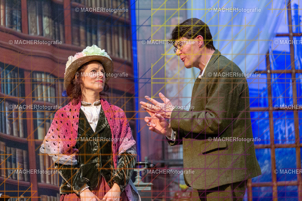 138_MFL-2025 | Portraitbilder von Regisseur; Darsteller; Techniker; Maske; Kostüme; Chor; Musiker; Bilderserie der Generalprobe und der Premierenvorstellung, Szenenbilder; Ausdrucksstudien; Bühnenüberblick; Bühnenkulissen; Pressefotos inkl. Redaktionsfoto Darstellergruppe.