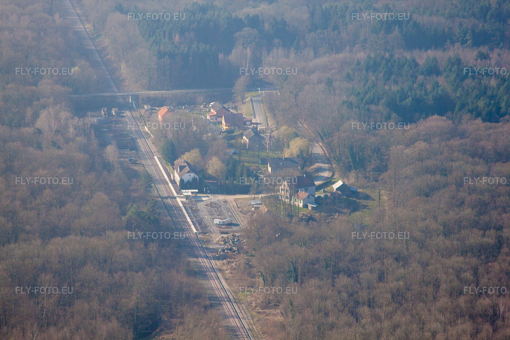 Vue aérienne: Surbourg, gare à le quartier Ceinture Forêt Nord in Hagenau dans le département Bas Rhin, France – .Photo: IMG_62770.jpg prise le 09/03/2014 par Werner Riehm/FLY-FOTO.eu – Résolution de l'original: 4752 x 3168 px