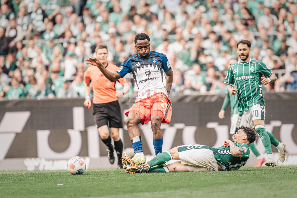 Fußball | Männer | Saison 2025/2026 | 1. Fußball-Bundesliga | 30. Spieltag | SV Werder Bremen vs. Hamburger SV | 18.04.2026 | v.l. Philip Otele (#27, HSV) sieht für dieses Foul an Cameron Puertas (#18, SV Werder Bremen) nach Videobeweis die rote Karte