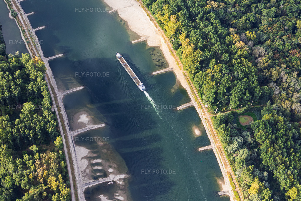 Luftbild: Leeres Frachtschiff bei Niedrigwasser am Rhein zwischen Hördter Rheinaue und Dettenheim in Hördt im Bundesland Rheinland-Pfalz in Deutschland. – Foto: IMG_158324.jpg vom 06.08.2026 durch Werner Riehm/FLY-FOTO.de – Auflösung des Originals: 6000 x 4000 px