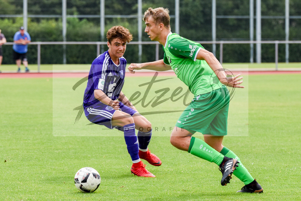 20180728_OSNSVR_0014 | Fußball, A-Junioren: Marc Auge (VfL Osnabrück), links im Zweikampf beim Testspiel zwischen VfL Osnabrück vs. SV Rödinghausen am 28.07.2018 im Sportpark Illoshöhe in Osnabrück, Deutschland.(Foto von Nico Paetzel) - Realisiert mit Pictrs.com