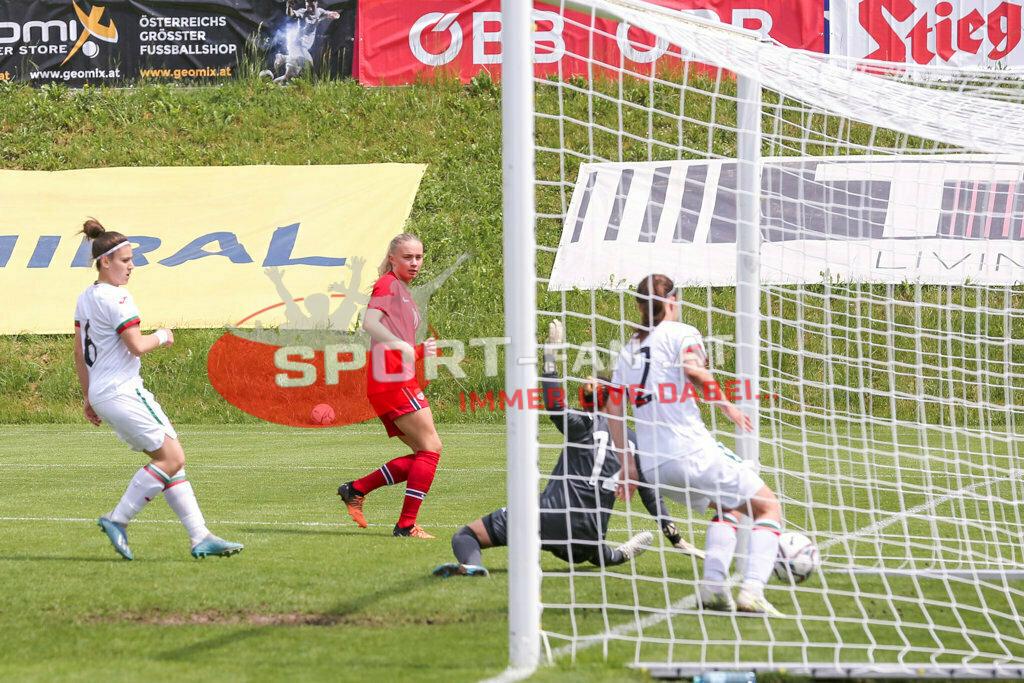 Norwegen U19  Bulgarien U19 | Maria Dikelova (BUL #6) Thea Kyvag (Norway #11) Milena Karakoleva (BUL #12) Yoana Stankova (BUL #2) ; Norwegen U19  Bulgarien U19 am 13.05.2022 in Wels
(Huber Arena), AUSTRIA, (Photo by Ernst Krawagner sport-fan.at) - Realisiert mit Pictrs.com