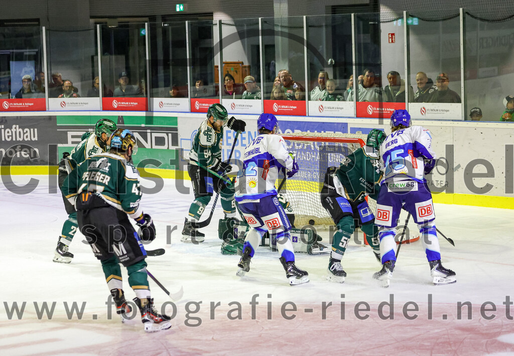 2025-09-26_133_TSV_Erding_gegen_SC_Riessersee | Erding, Deutschland, 26.09.2025:Eishockey, Oberliga Süd 2025 / 2026, 3. Spieltag, TSV Erding gegen SC Riessersee, Endergebnis: 3:5Markus Eberhardt (Erding Gladiators, #94), Torwart Leon Meder (Erding Gladiators, #39), Paul Pfenninger (Erding Gladiators, #58), Anselm Gerg (SC Riessersee, #15)Foto: Christian Riedel / fotografie-riedel.net