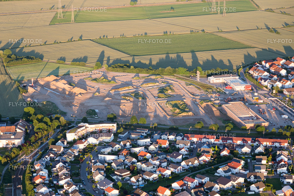 Ortsansicht | Luftbild: Ortsansicht im Ortsteil Hochstetten in Linkenheim-Hochstetten im Bundesland Baden-Württemberg in Deutschland. Foto: IMG_100929.jpg vom 10.06.2017 durch Werner Riehm/FLY-FOTO.de - Realisiert mit Pictrs.com