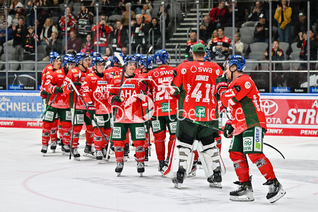Augsburger Panther - Iserlohn Roosters | Die Augsburger Panther freuen sich über den Heimsieg gegen Iserlohn / Schlussjubel / Penny DEL: Augsburger Panther - Iserlohn Roosters; Curt Frenzel Stadion am 21.09.2025