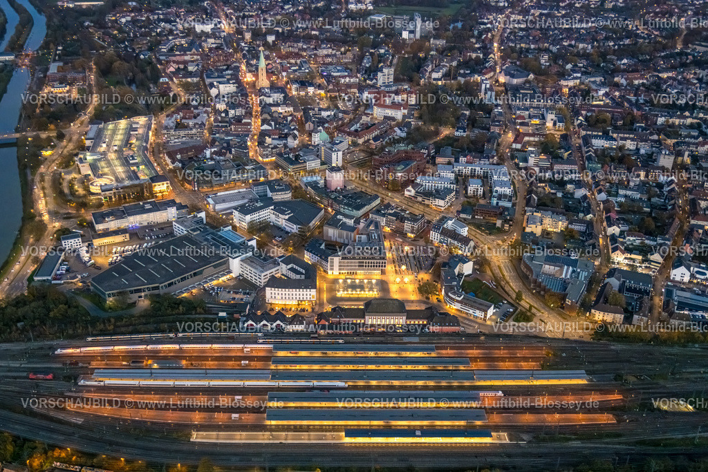 Hamm231103717Nacht | Luftbild, Nachtaufnahme, Hauptbahnhof Hbf mit Bahnhofsvorplatz und City mit Allee-Center Einkaufszentrum, Blick zur evang. Pauluskirche, Mitte, Hamm, Ruhrgebiet, Nordrhein-Westfalen, Deutschland