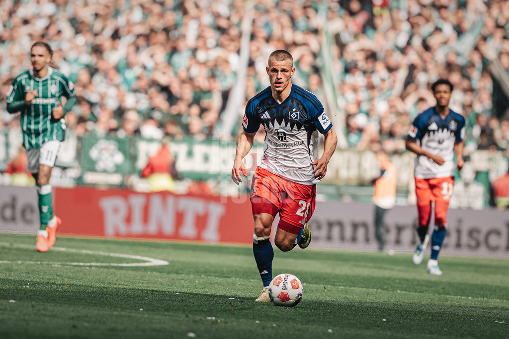 Fußball | Männer | Saison 2025/2026 | 1. Fußball-Bundesliga | 30. Spieltag | SV Werder Bremen vs. Hamburger SV | 18.04.2026 | Miro Muheim (#28, HSV) am Ball