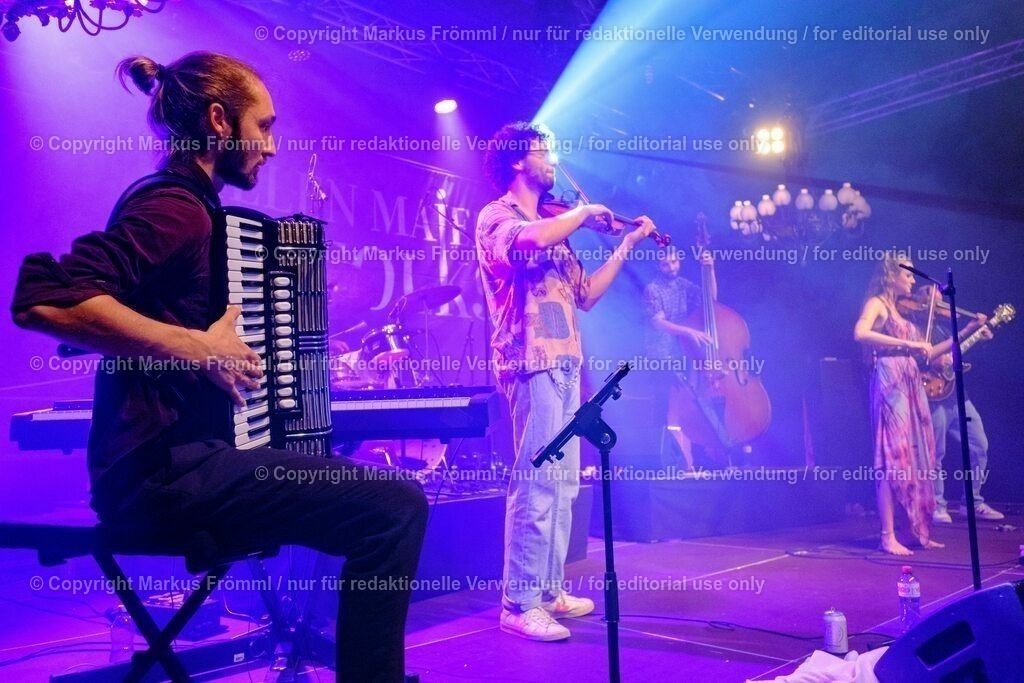 20230728-helen-maier-and-the-folks-013 | Helen Maier &amp; The Folks am Luzern Live Festival. Am Freitag 28. Juli 2023 im Hotel Schweizerhof in Luzern. Helen Maier — Violine / Alexander Graf — Violine, Bratsche / Andreas Gut — Akkordeon / Theo Känzig — Gitarre / Jonas Künzli — Kontrabass / Adrian Böckli — Schlagzeug, Percussion. Foto: Markus Frömml