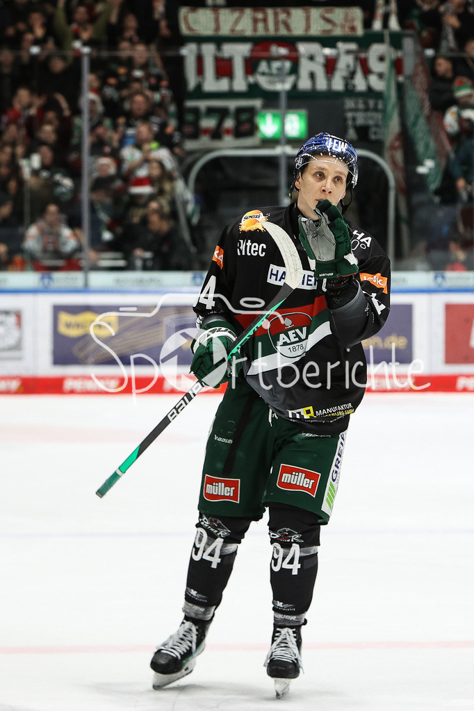 Augsburger Panther - Kölner Haie  | Anrei Hakulinen (AEV #94) laesst sich nach seinem Hattrick gegen Koeln von den Fans feiern