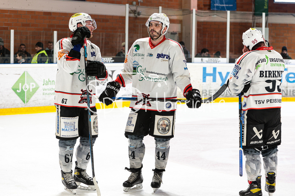 EHC Königsbrunn - TSV Peißenberg | Maximilian MALZATZKI (TSV #67) und Martin LIDL (TSV #44) sind enttaeuscht nach der Partie