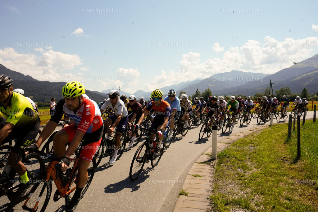 273_20230817_Bewerb_Maenner_Muehlanger | AUT - OESTERREICH, 2023-08-16: SPORT RENNRAD-FAHREN - 55. INTERNATIONALER RADWELTPOKAL IN ST. JOHANN IN TIROL  - Vintage-Radrennen mit WM-Bronze-Medaillen-Siegerin Christina Schweinberger, den Teilnehmer und Alexander Baumann (vom Orginastions-Team) - TAG 2 BEWERB MAENNER IN SECHS GRUPPEN  ; Foto: Roland Muehlanger