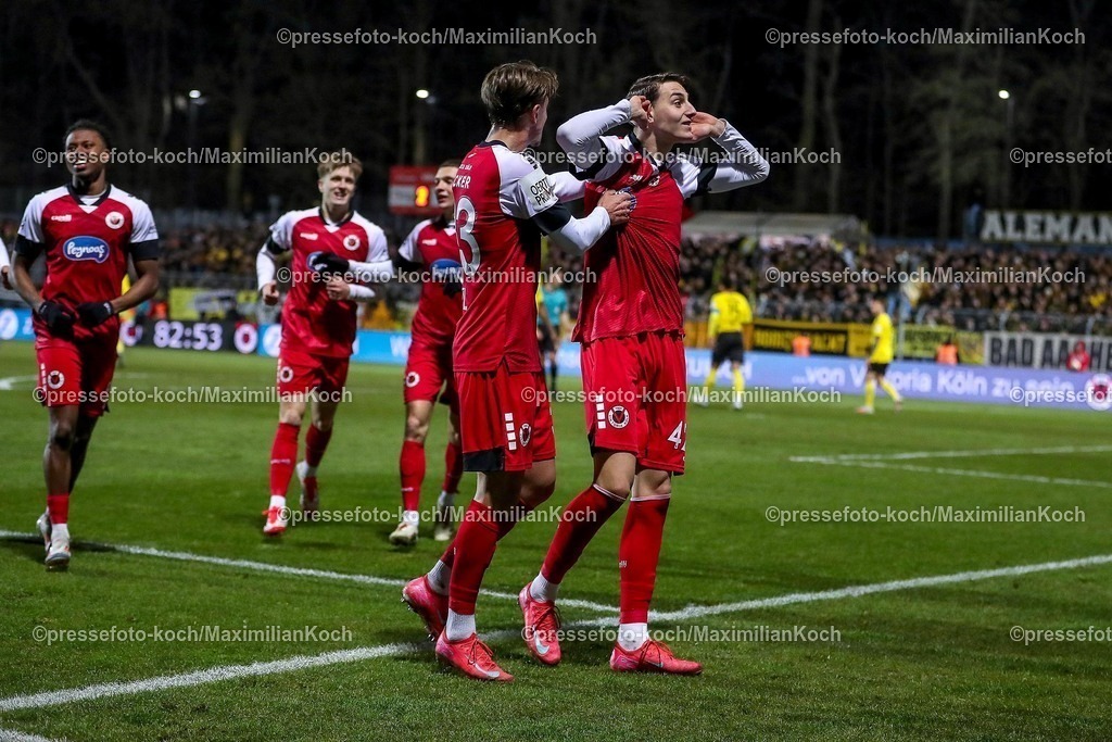 FCVK14022501087 | 14.02.2025, Fußball, FC Viktoria Köln – Alemannia Aachen, 3.Liga, Sportpark Höhenberg, Saison 2024 2025: Torjubel nach dem Treffer zum 3:1 durch Torschütze Malek El Mala (Viktoria Köln #42). Zusammen mit Jonah Sticker (Viktoria Köln #33)DFB regulations prohibit any use of photographs as image sequences and or quasi-video.