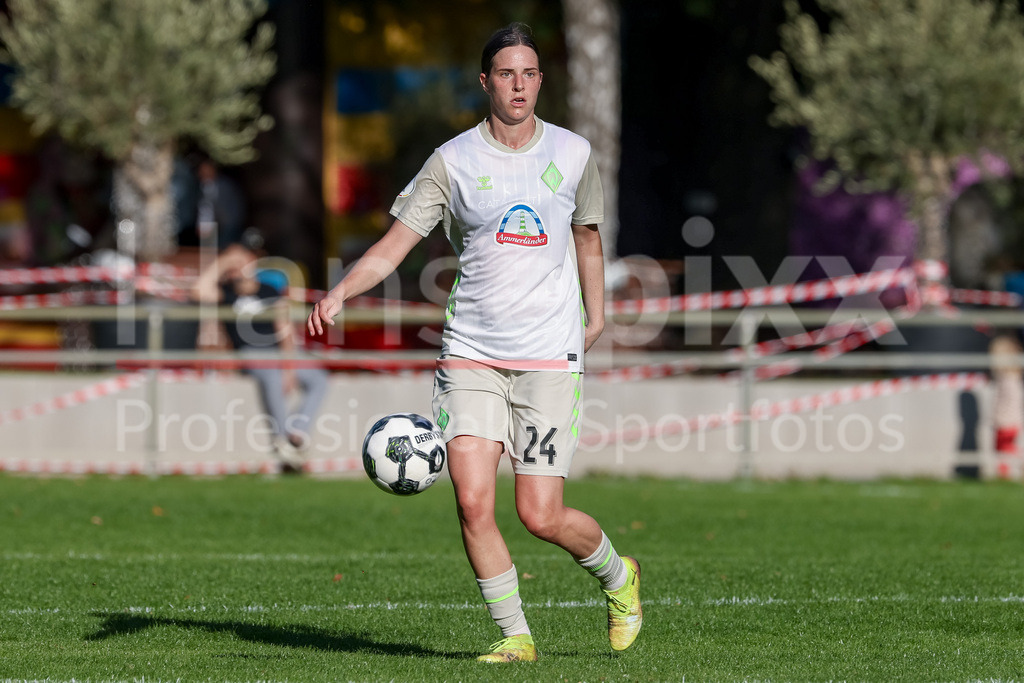 Fussball, DFB-Pokal Frauen, SC Victoria Hamburg - SV Werder Bremen | Lara Schmidt (SV Werder Bremen, 24) am Ball, Freisteller, Einzelbild, Ganzkörper, Aktion, Action, Spielszene, DIE DFB-RICHTLINIEN UNTERSAGEN JEGLICHE NUTZUNG VON FOTOS ALS SEQUENZBILDER UND/ODER VIDEOÄHNLICHE FOTOSTRECKEN. DFB REGULATIONS PROHIBIT ANY USE OF PHOTOGRAPHS AS IMAGE SEQUENCES AND/OR QUASI-VIDEO.