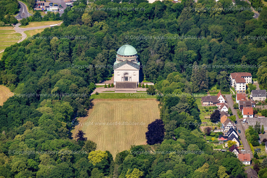 Bückeburg_Mausoleum_Bückeburg_ELS_0662050623 | BüCKEBURG 05.06.2023 Wege und Grünanlagen der Parkanlage des Schloßpark mit dem Mausoleum an der Richard-Sahla-Straße in Bückeburg im Bundesland Niedersachsen, Deutschland. // Paths and green areas of the castle park with the mausoleum on Richard-Sahla-Strasse in Bueckeburg in the state of Lower Saxony, Germany. Foto: Martin Elsen
