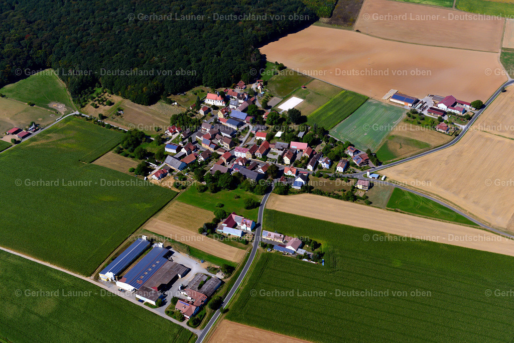 3650254 | HILPERTSHAUSEN 31.08.2016 Landwirtschaftliche Nutzflächen und Feldgrenzen  umsäumen das Siedlungsgebiet des Dorfes in Hilpertshausen im Bundesland Bayern, Deutschland // Agricultural land and field boundaries surround the settlement area of the village  in Hilpertshausen in the state Bavaria, Germany Foto: Gerhard Launer