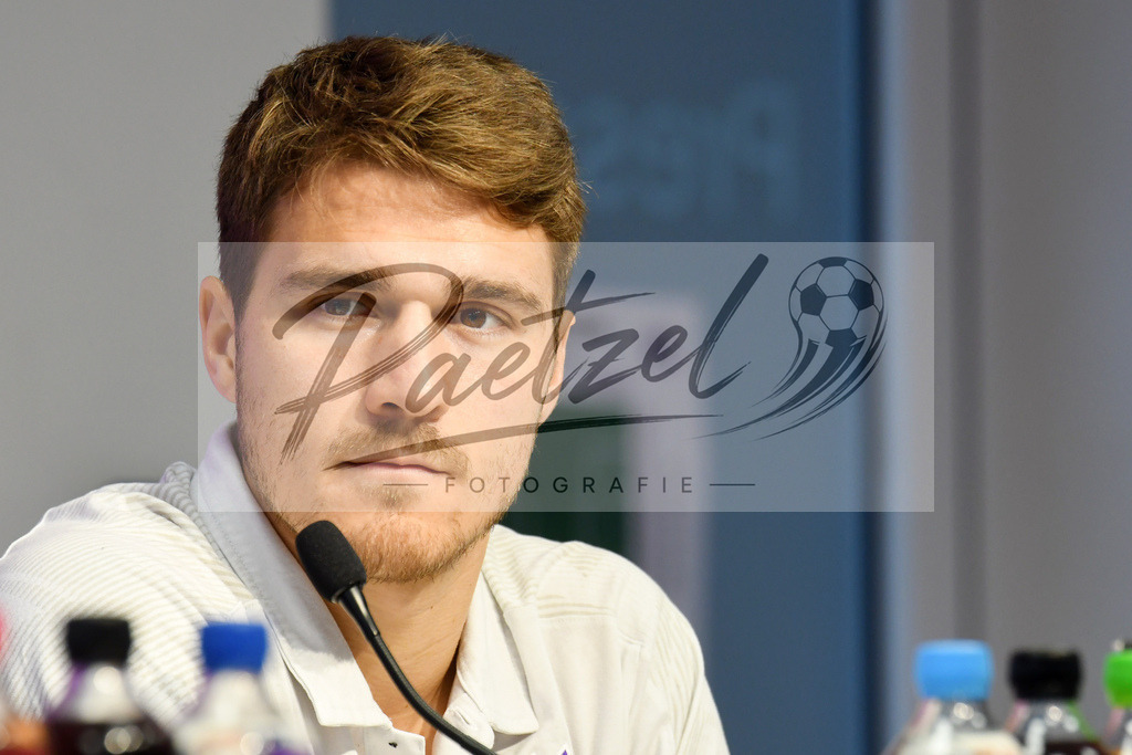 20200206_PKOSNA_0009 | Fußball, Herren: Benjamin Girth (VfL Osnabrueck) schaut waehrend der Pressekonferenz des VfL Osnabrueck im Stadion an der Bremer Bruecke am 06.02.2020 in Osnabrueck, Deutschland. - Realisiert mit Pictrs.com