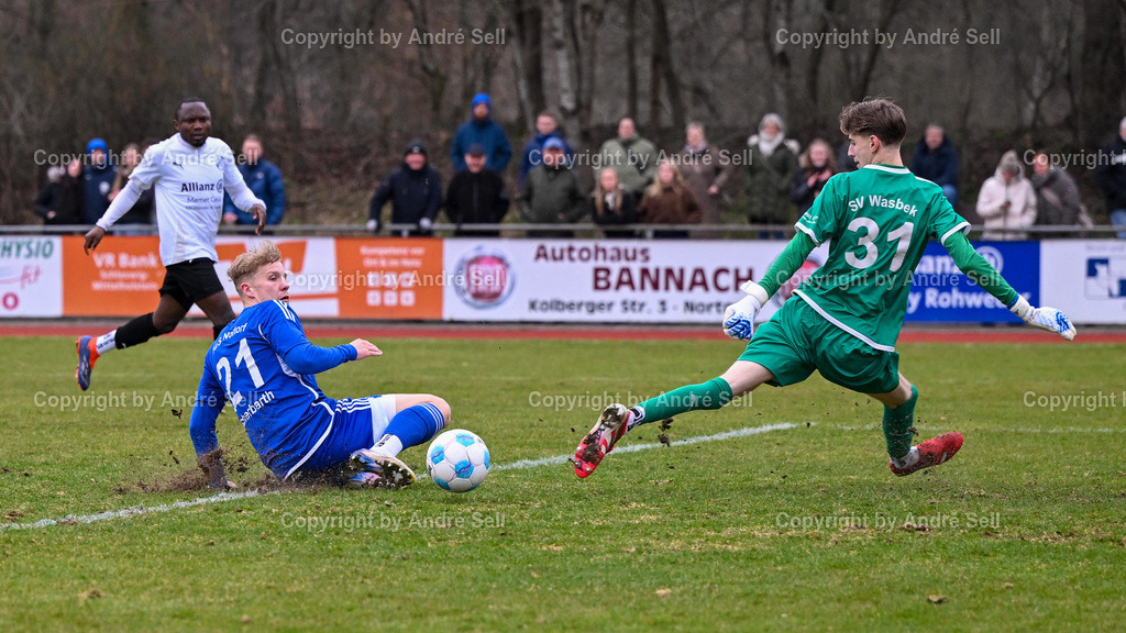TuS Nortorf vs SV Wasbek | Joris Scherbarth (Nortorf #21) trifft hier zum 2-1 vs Jonte Peters (Wasbek #31) / Fußball-Verbandsliga West Männer 2025/2026 / TuS Nortorf vs SV Wasbek / TuS Arena / Nortorf / 14.03.26 - Realisiert mit Pictrs.com