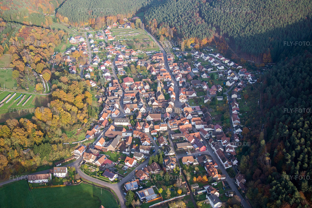 Luftbild: Dorfansicht in Vorderweidenthal im Bundesland Rheinland-Pfalz in Deutschland. Foto: IMG_076383.jpg vom 09.11.2014 durch Werner Riehm/FLY-FOTO.de