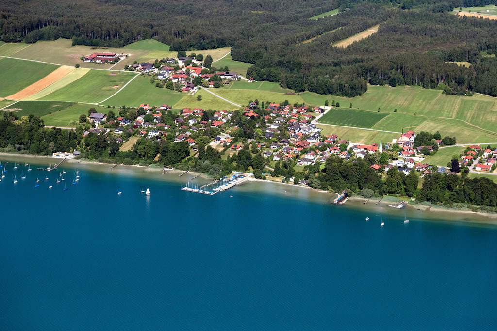 dr__0201145.jpg | GOLLENSHAUSEN A.CHIEMSEE 29.06.2023 Dorfkern an den See- Uferbereichen des Chiemsee an der Straße am See in Gollenshausen a.Chiemsee im Bundesland Bayern, Deutschland. 