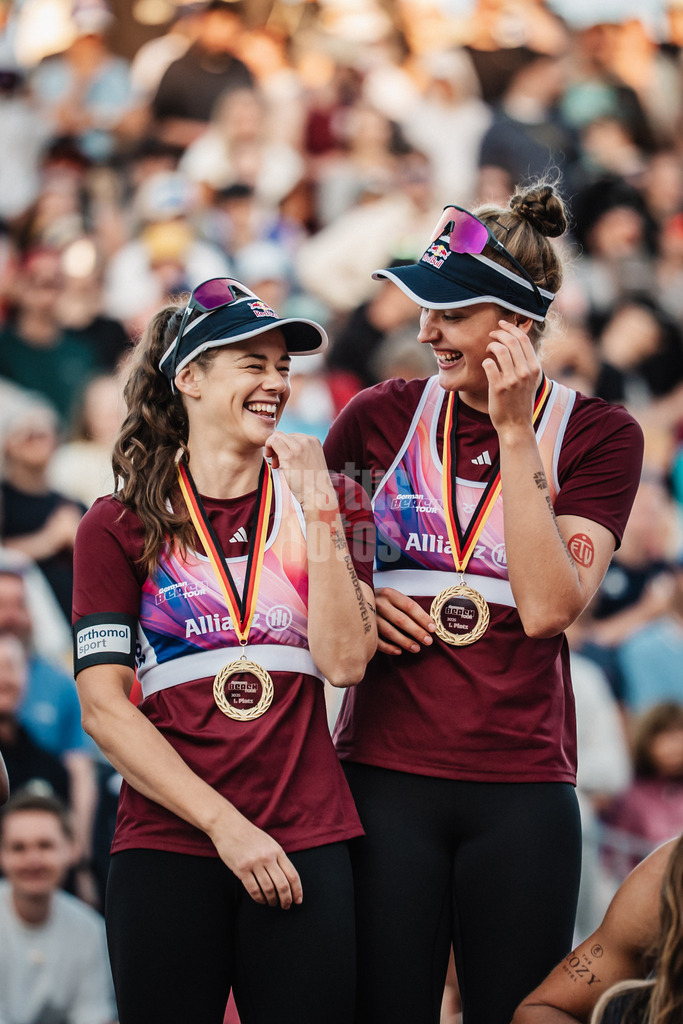 Beachvolleyball | Frauen und Männer | Deutsche Meisterschaften 2025 Timmendorfer Strand | 07.09.2025 | Die Gewinnerinnen der Goldmedaille v.l. Cinja Tillmann und Svenja Müller bei der Siegerehrung