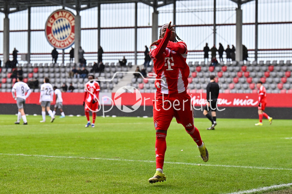 FC Bayern München - Berliner Athletik Klub | MUNICH, GERMANY - 21. FEBRUARY: Jubel der kleinen Bayern nach dem Treffer zum 5-1 durch Wisdom MIKE (FC Bayern München U19 11) / Tor / Torschuetze / Freude / Happy / während dem Spiel zwischen der U19 des FC Bayern München und der U19 des Berliner Athletik Klubs am 3. Spieltag der DFB-U19 Nachwuchsliga am FC Bayern Campus