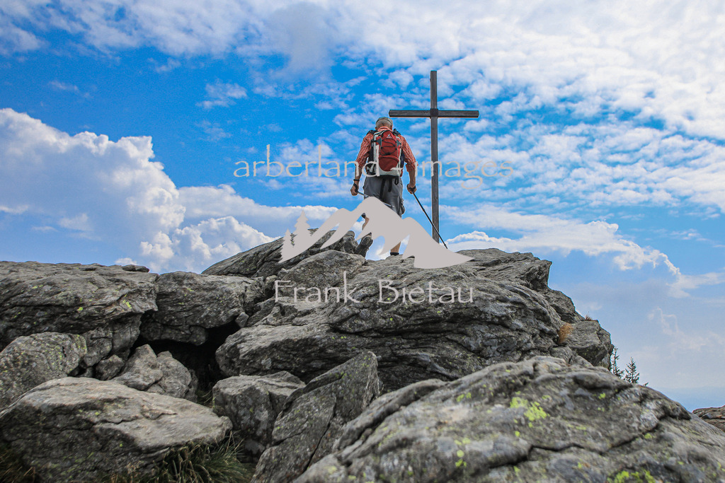 OE7A3807 | der Arber als Ziel vieler Urlauber und Wanderer, am Gipfelkreuz