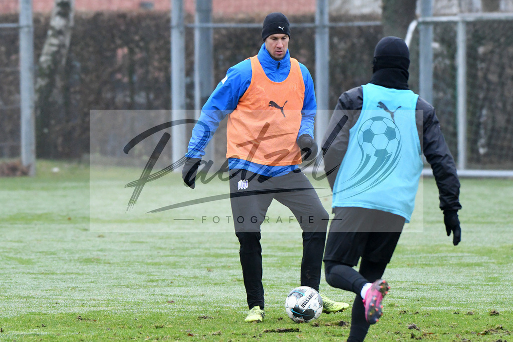 20200125_TRAOSN_0015 | Fußball, Herren: Co-Trainer Tim Danneberg (VfL Osnabrück) in Aktion, am Ball, Einzelaktion beim Training des VfL Osnabrück am 25.01.2020 im Sportpark Illoshöhe in Osnabrück, Deutschland.(Foto von Nico Paetzel) - Realisiert mit Pictrs.com