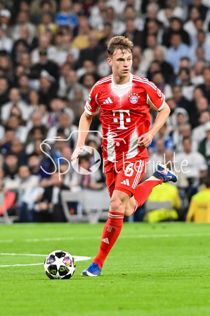 Real Madrid - FC Bayern München | MADRID, SPAIN - 07. APRIL: with Ball Joshua KIMMICH (FC Bayern Munich 6) during the UEFA Champions League match between Real Madrid vs. FC Bayern Munich on Quarterfinal first leg at Estadio Santiago Bernabeu