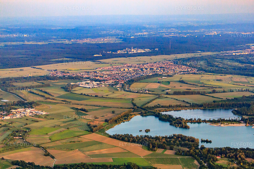 Luftbild: Ortsansicht von Nordwesten im Ortsteil Hochstetten in Linkenheim-Hochstetten im Bundesland Baden-Württemberg in Deutschland. Foto: IMG_66483.jpg vom 30.05.2014 durch Werner Riehm/FLY-FOTO.deAuflösung des Originals: 4752 x 3168 px