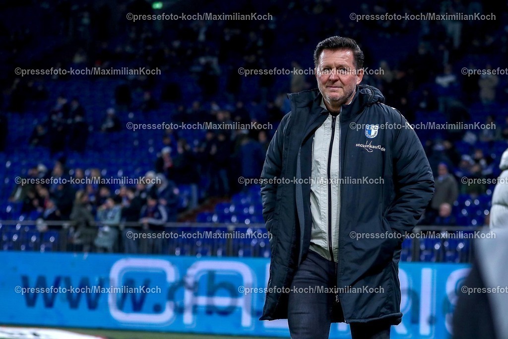 S0401022502162 | 01.02.2025, Fußball, FC Schalke 04 - 1. FC Magdeburg, 2.. Fußball Bundesliga, 20. Spieltag, Veltins-Arena Gelsenkirchen, Saison 2024 2025: Trainer Christian Titz (Cheftrainer 1.FC Magdeburg)DFB regulations prohibit any use of photographs as image sequences and or quasi-video.
